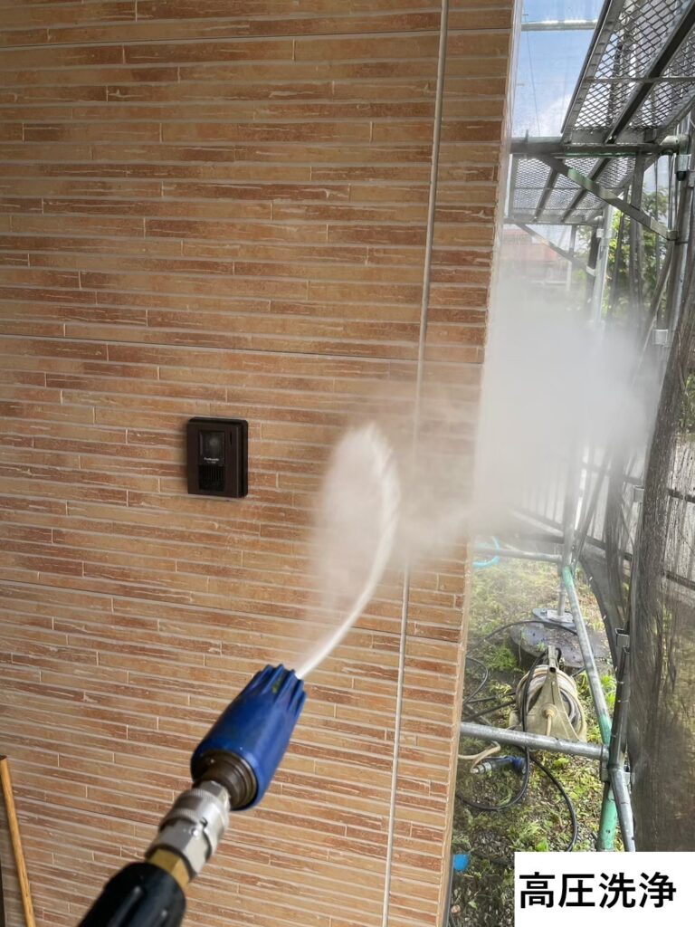 外壁塗装における高圧洗浄作業は、せっかく塗装した塗料がたった数年で剥がれてしまわないように、外壁の表面にある古い塗膜を取り除くために行います。